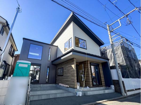 お洒落な外観が目を惹くデザイナーズハウス！