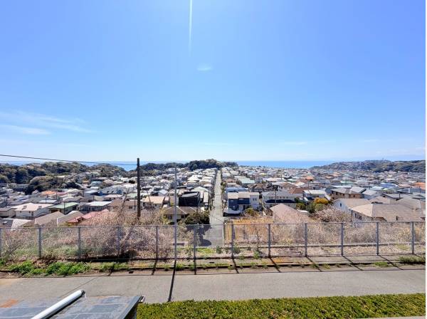 鎌倉の街並み、四季折々に移ろう自然、輝く海を一望する暮らし