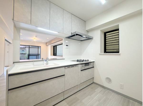 吊戸棚のある収納力に優れた対面式キッチン