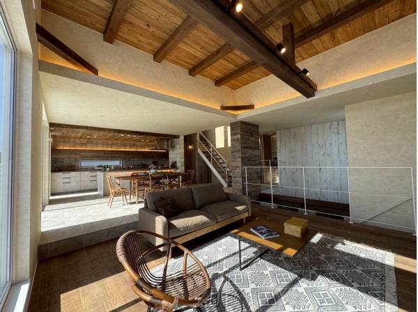 古材を活かしたデザイン製の高いLDK