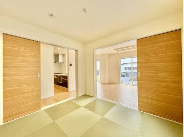 リビングとつながる和室は沢山の用途でお使いいただけます