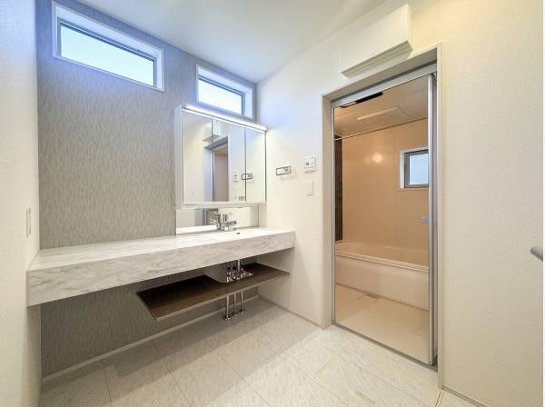 柔らかな自然光が降り注ぐ洗練感溢れるパウダールーム