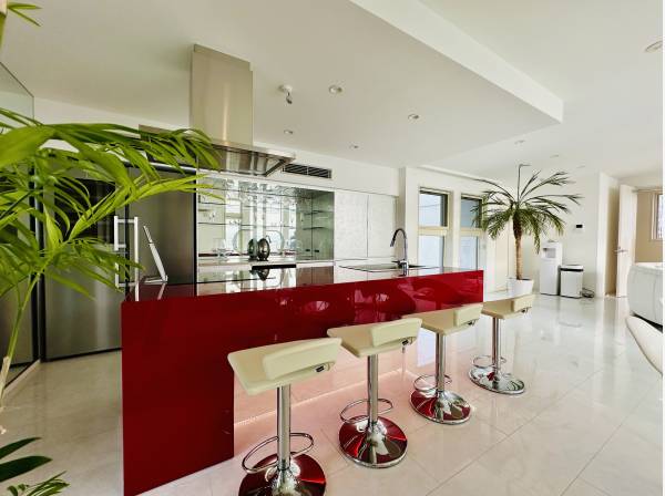 白いダイニングに真っ赤なキッチンが映えます/
Miele社製