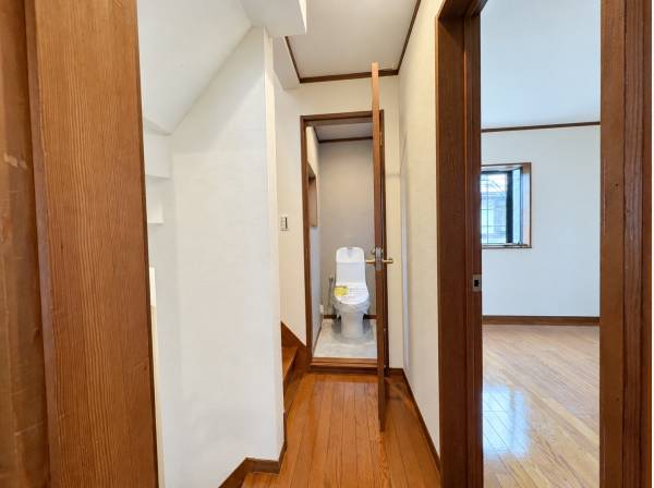 二階にもトイレを備え、朝や就寝前の暮らしをさりげなく支える間取りです。