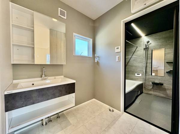 洗面スペースも広くてオシャレですね。