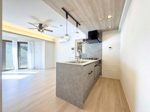 板張り天井で仕切られた洗練感溢れるキッチン