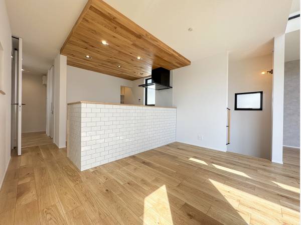 板張りと白タイルのコンビネーションがなんともイイ感じ♪