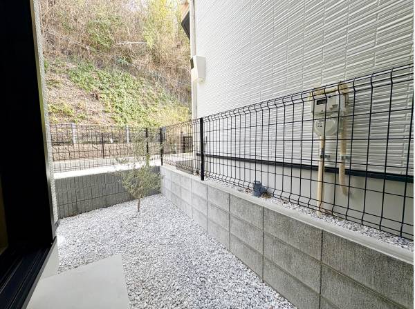 ちょっとしたお庭スペースもございます