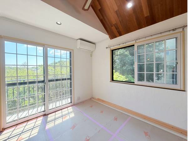 窓からは見渡す限りの青空と緑、、窓を開ければ心地良い風が