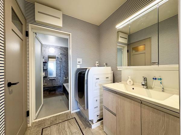 パウダールームは少しポップに♪