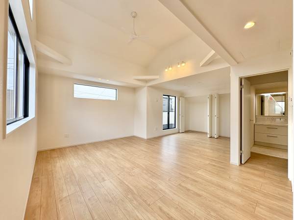 LDKの天井は一部吹き抜けになっており、開放感溢れる空間