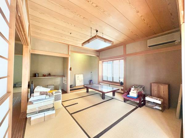 炉や床の間を備えた本格的な造りが魅力的な和室空間