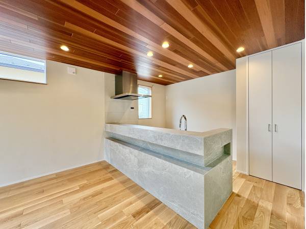 キッチンは対面式なのでリビング側を見渡すことが出来ます