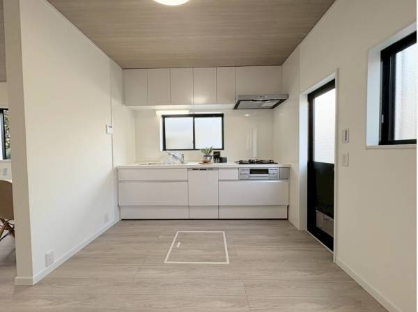 ゆとりのあるキッチンスペース、勝手口もついております！