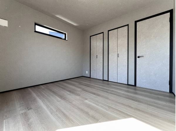 空間にメリハリを与える黒の縁取りが印象的