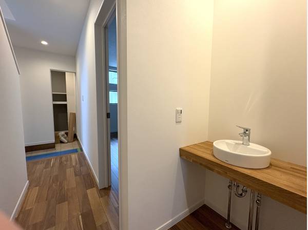 ホールもゆとりがあり、洗面が設置されています