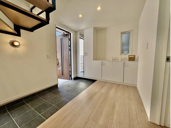 玄関も開放感があり、奥行きもあるので、大人数の来客でも対応できますね。