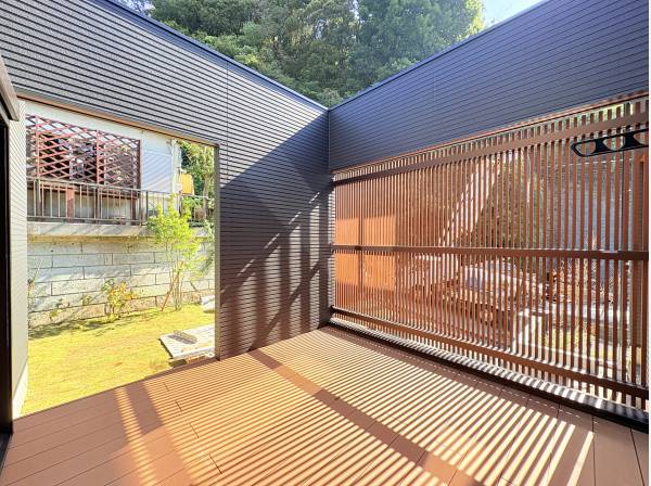 格子の目隠しでプライベート感あふれるデッキスペース