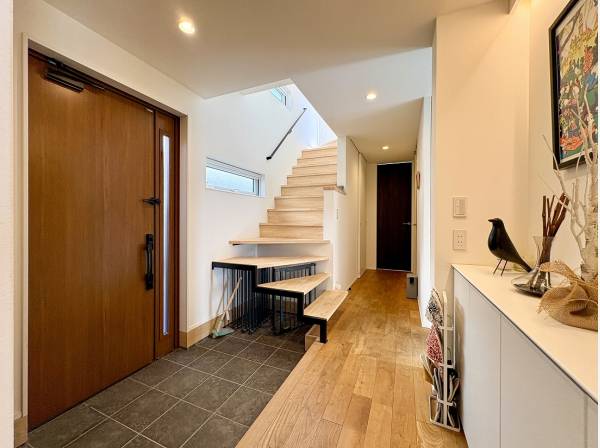 広々とした玄関にはシューズインクロークを完備