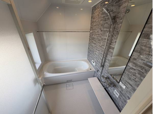 お風呂も広くて、浴室乾燥機が付いております。