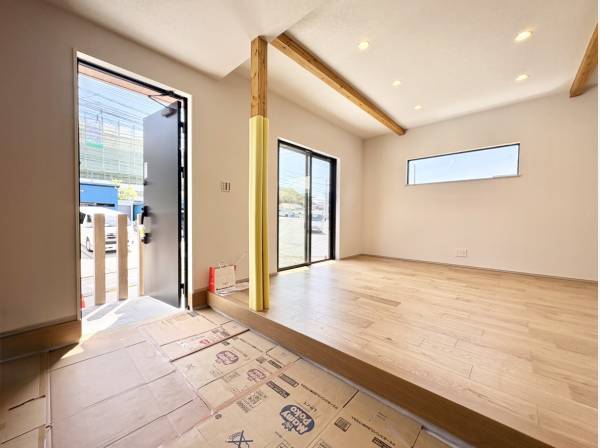 土間仕上げの玄関エントランス