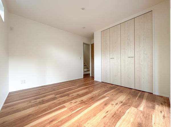 表情豊かな木目がぬくもりを添えるベッドルーム