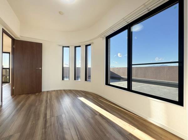 たくさんの窓に囲まれたホール感のある明るいお部屋