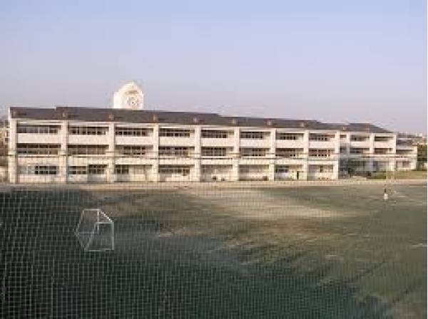 湘洋中学校まで徒歩9分（650ｍ）