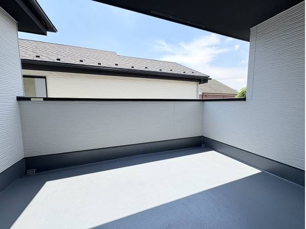 2階には屋根付きのバルコニー。洗濯物以外にも利用できそうです。
