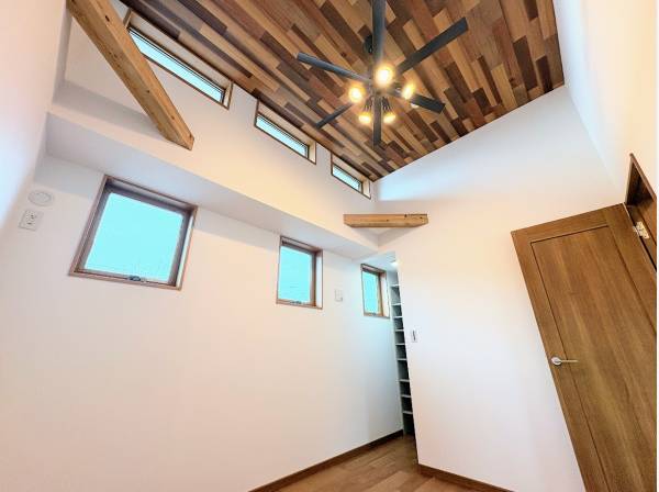 穏やかな光に包まれる寝室。毎朝の目覚めが楽しみに。