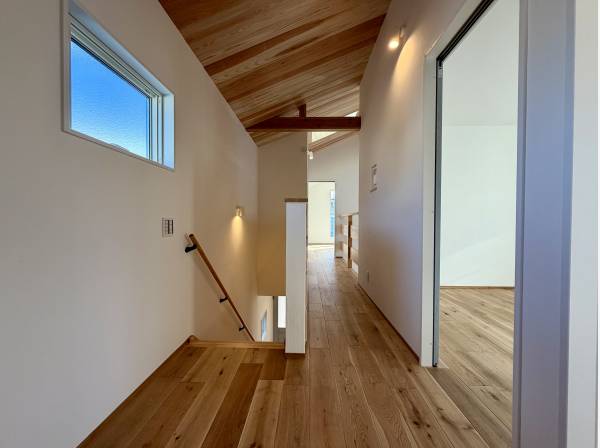 床や天井から木の温かみを感じれます