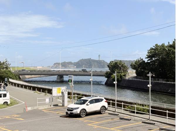 バルコニーからは江ノ島が見えます