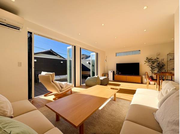 南東向きの明るいLDKは27帖超の広々空間