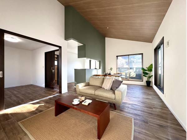 勾配天井で開放的なリビングです。