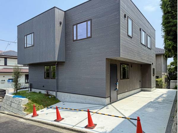 外観は黒色のオール杉板張り。一見注文住宅にしか見えませんね