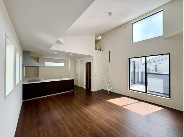 天井が高く、心地のよい日差しが入り込みます！