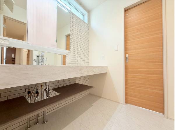 抜け感と高級感あるパウダールーム、アクセントクロスも素敵