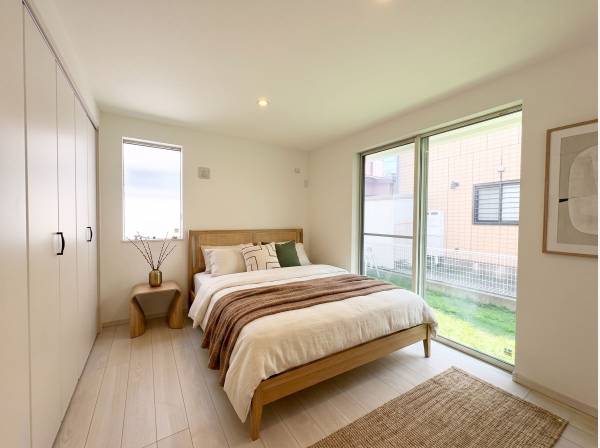 お庭と繋がるベッドルームにも床暖房完備。家具・小物はAIによるイメージ