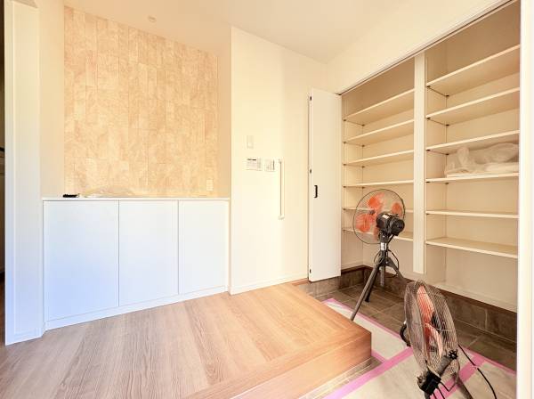 ゆとりのある玄関ホールは収納も豊富です！