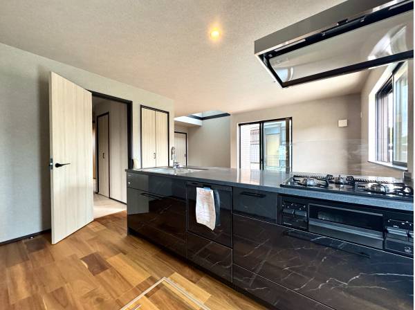 リビングを見渡すオープンキッチン