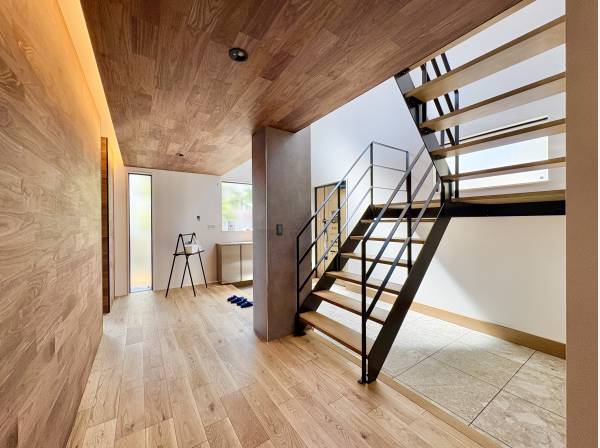 シンボリックな階段があり、広々とした空間を演出します