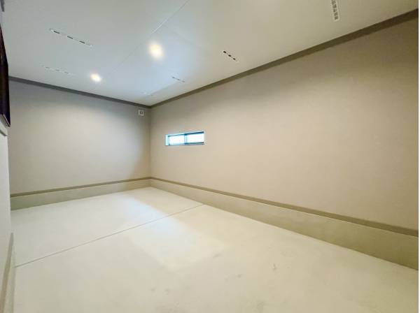 ガレージはお車やバイクなどお停めできる広々とした空間！