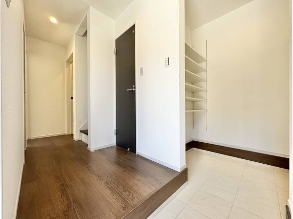 ベビーカーもアウトドアも、すっきりしまえる玄関