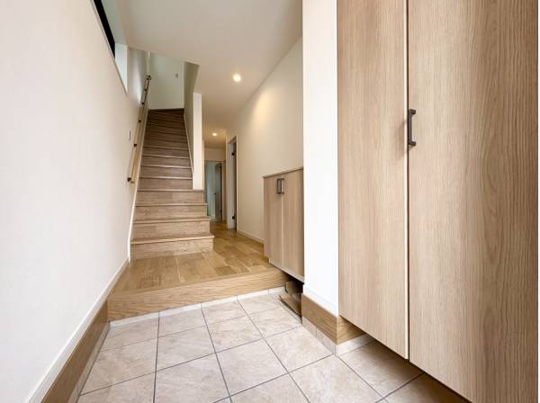 土間収納を兼ね備えた玄関エントランス