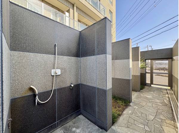 サーフタイムを快適にリセットしてくれるシャワーブース