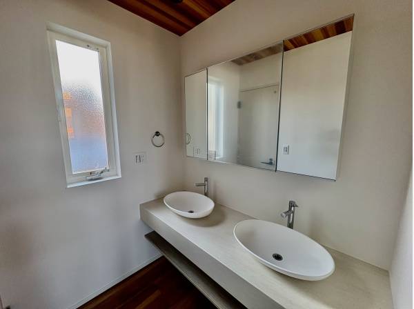 洗面台は二人で使えますよ。