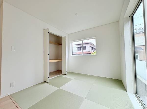 畳コーナーには収納もあります