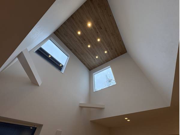 天井は吹き抜けとなっており開放感がありますよ。