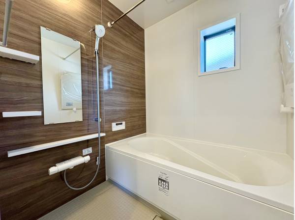 換気に嬉しい小窓付きのバスルーム