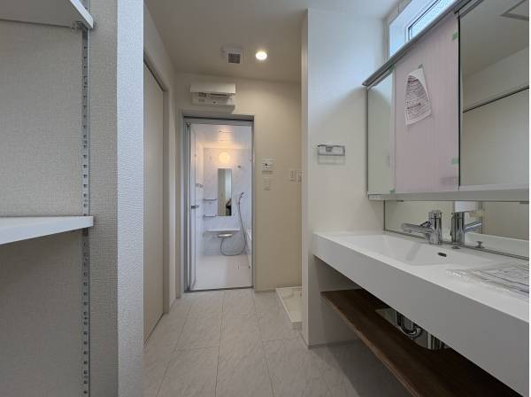 洗面スペースも広くて収納力も有ります。